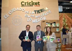 Salvador Piña, CEO de Has Trigo, con Juan Marín y Toñi Piernas, de Cricket. De la colaboración de ambas empresas nacen los crackers con verduras SOY UN CRACK.